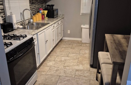 Gary Casa | 20mins from beach, 10guests/WIFI/1.2 baths/ping pong/pool table/treadmill