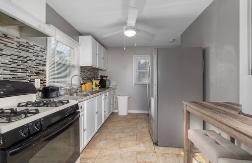 Gary Casa | 20mins from beach, 10guests/WIFI/1.2 baths/ping pong/pool table/treadmill