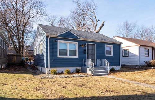 Gary Casa | 20mins from beach, 10guests/WIFI/1.2 baths/ping pong/pool table/treadmill