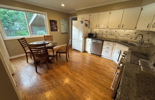 Clifton Park Casa | 20minutes to Saratoga track, 3mi to highway. Pet friendly. Last avail 8/20-8/31