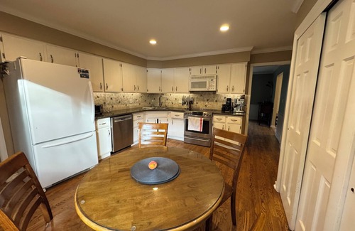Clifton Park Casa | 20minutes to Saratoga track, 3mi to highway. Pet friendly. Last avail 8/20-8/31