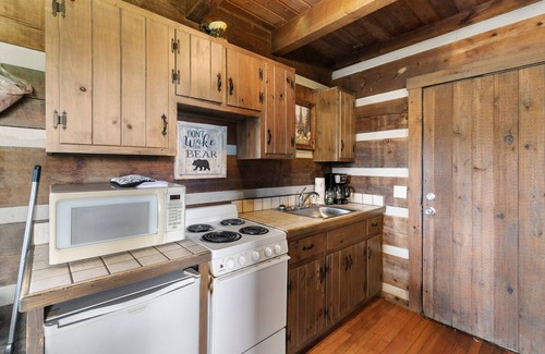 Fancy Gap Cabina | 21 Acre Mountain Escape! 11 Private Cabins! Weddings, Reunions, & Events!