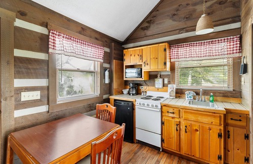 Fancy Gap Cabina | 21 Acre Mountain Escape! 11 Private Cabins! Weddings, Reunions, & Events!
