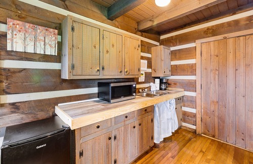 Fancy Gap Cabina | 21 Acre Mountain Escape! 11 Private Cabins! Weddings, Reunions, & Events!