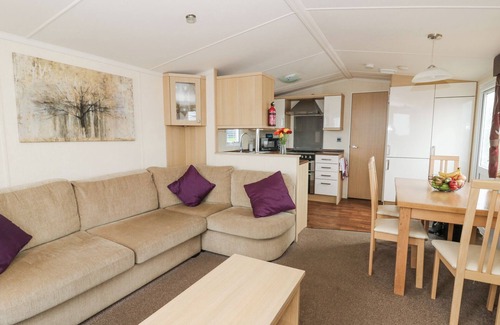 Llanllwchaiarn Cabaña | 21 BAY VIEW, pet friendly, with pool in Cross Inn