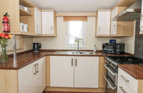 Llanllwchaiarn Cabaña | 21 BAY VIEW, pet friendly, with pool in Cross Inn