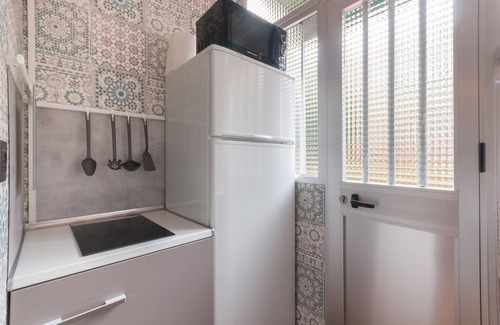 Moscardo Apartamento | 21 Gumers Wifi Metro A/C free street parking for families friends & couples