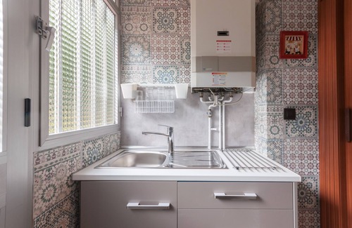Moscardo Apartamento | 21 Gumers Wifi Metro A/C free street parking for families friends & couples