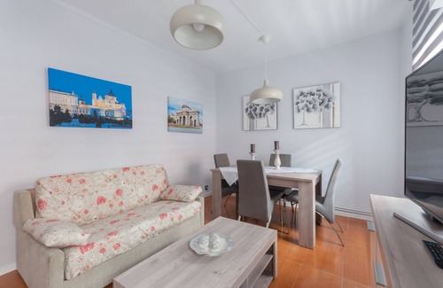 Moscardo Apartamento | 21 Gumers Wifi Metro A/C free street parking for families friends & couples