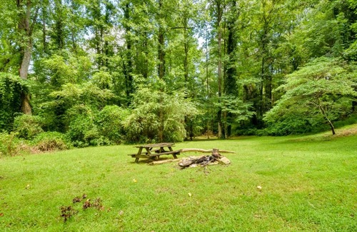 Rocky Bottom Casa | 21 Mi to Devils Fork State Park Sunset Cabin!
