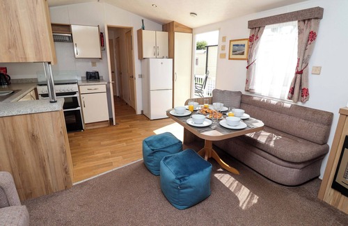 Felixstowe Cabaña | 21 POPLAR AVENUE, pet friendly, with pool in Felixstowe, Suffolk
