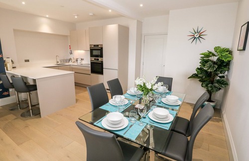 Porthcawl Cabaña | 21 THE REST, family friendly, country holiday cottage in Porthcawl