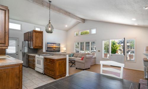 Balboa Island Casa | 210 Opal Ave Front House
