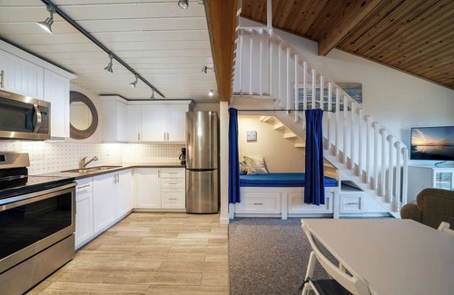 Regional District of Nanaimo Condominio | #210 Pet-Friendly Upper Beach View Suite at Shorewater Resort, Qualicum Beach