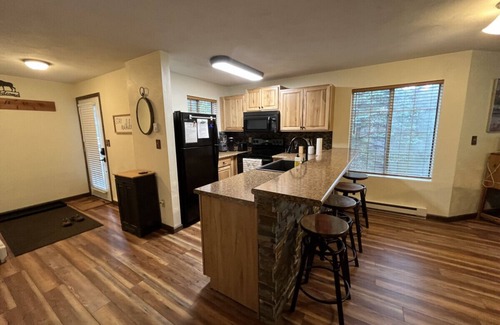 Jefferson Township Apartamento | 🏊‍♂️ Walk to the Pool, 🌲 Relax in the Trees – Your Summer Escape Awaits! ☀️