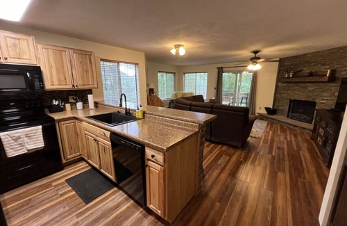 Jefferson Township Apartamento | 🏊‍♂️ Walk to the Pool, 🌲 Relax in the Trees – Your Summer Escape Awaits! ☀️