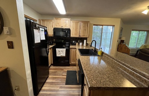 Jefferson Township Apartamento | 🏊‍♂️ Walk to the Pool, 🌲 Relax in the Trees – Your Summer Escape Awaits! ☀️