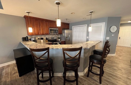Kaiser Condominio | 2110 Towers Beautiful Condo! Quiet! Elevators, indoor/outdoor pools. Free Wifi