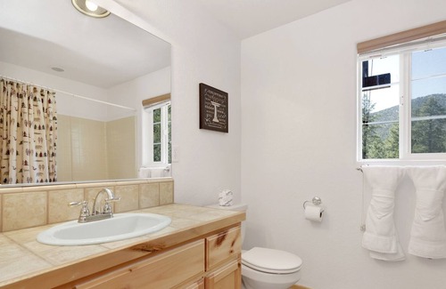 Whispering Forest Cabina | 2128-lookout Lodge 3 Bedroom Home by Redawning