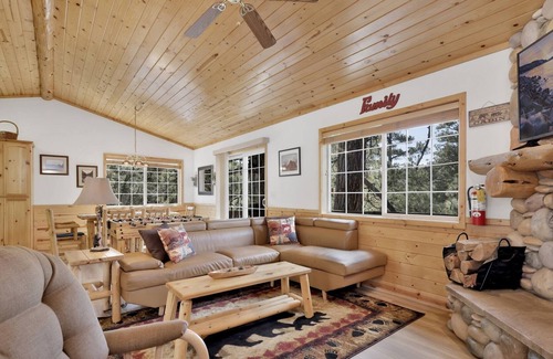Whispering Forest Cabina | 2128-lookout Lodge 3 Bedroom Home by Redawning