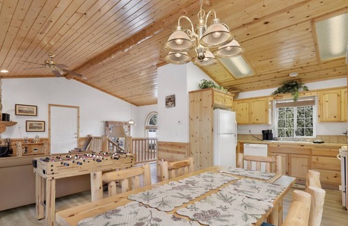 Whispering Forest Cabina | 2128-lookout Lodge 3 Bedroom Home by Redawning