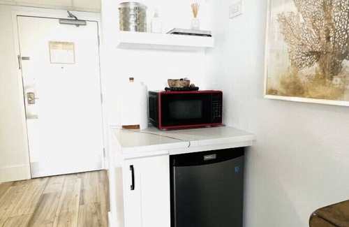 Ruskin Apartamento | U215- 1 min walk to beach, restaurants, pools, gym, SLEEPS 4! Little Harbor Beach Resort!