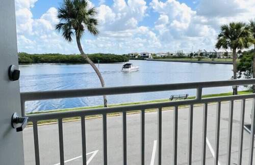 Ruskin Apartamento | U215- 1 min walk to beach, restaurants, pools, gym, SLEEPS 4! Little Harbor Beach Resort!