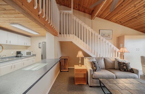 Regional District of Nanaimo Condominio | #218 Upper Beach View Suite at Shorewater Resort, Qualicum Beach