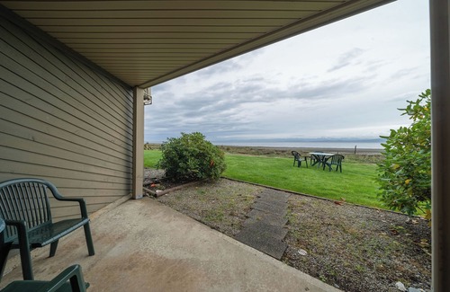 Regional District of Nanaimo Condominio | #219 Lower Beach View Suite at Shorewater Resort, Qualicum Beach