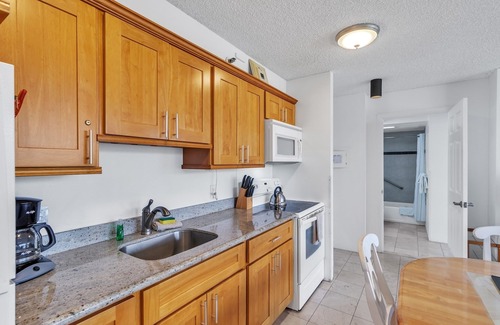 Waikiki Condominio | 21st Floor Condo With View of Ko'olau Mountains and the Ala Wai Canal by Koko Resort Vacation Rentals