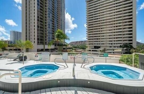 Waikiki Condominio | 21st Floor Condo With View of Ko'olau Mountains and the Ala Wai Canal by Koko Resort Vacation Rentals