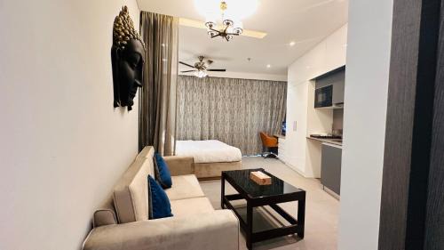 Noida Apartamento | 21st Floor SkyStudio Suite with Balcony