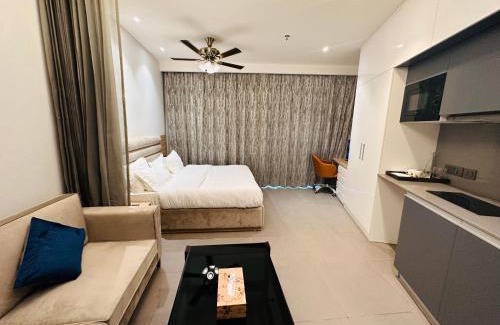 Noida Apartamento | 21st Floor SkyStudio Suite with Balcony