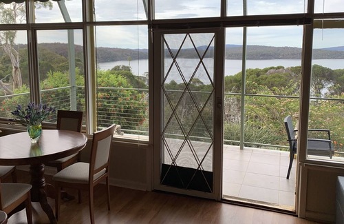 Mallacoota Casa | 22 Karbeethong Rd, Mallacoota. Cubierta con espectaculares vistas al lago