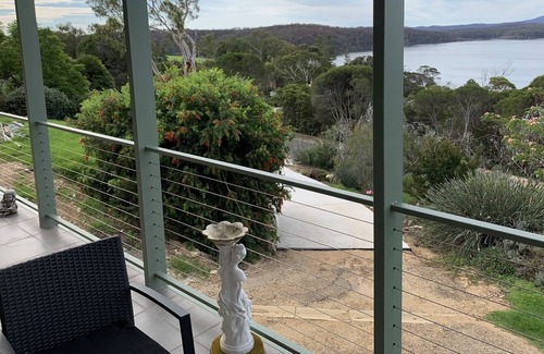 Mallacoota Casa | 22 Karbeethong Rd, Mallacoota. Cubierta con espectaculares vistas al lago
