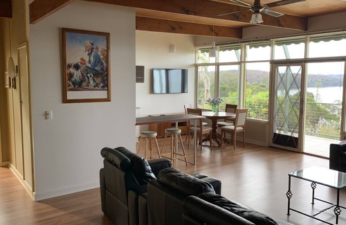Mallacoota Casa | 22 Karbeethong Rd, Mallacoota. Cubierta con espectaculares vistas al lago