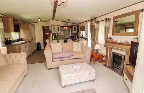 Warton Cabaña | 22 YEALAND, pet friendly, with a garden in Carnforth