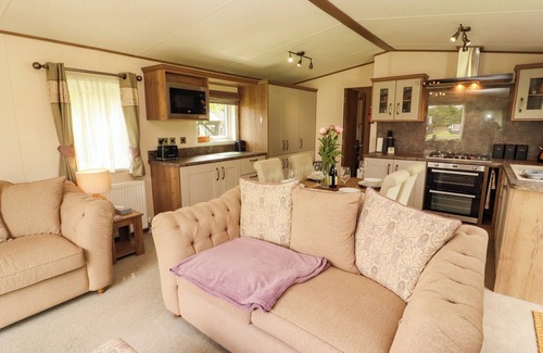 Warton Cabaña | 22 YEALAND, pet friendly, with a garden in Carnforth