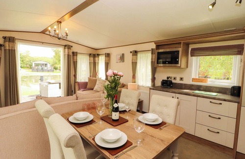 Warton Cabaña | 22 YEALAND, pet friendly, with a garden in Carnforth