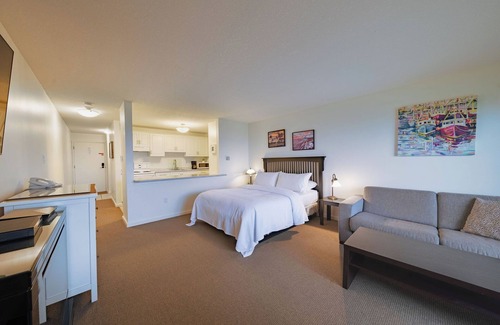 Regional District of Nanaimo Condominio | #221 Lower Beach View Suite at Shorewater Resort, Qualicum Beach