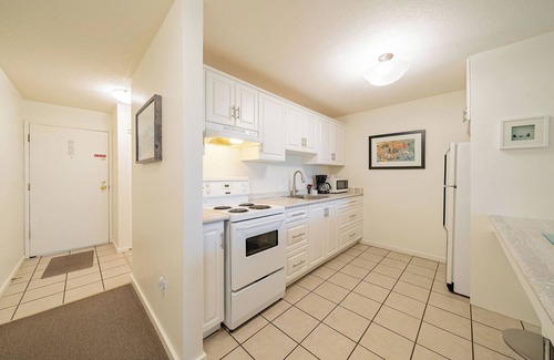 Regional District of Nanaimo Condominio | #221 Lower Beach View Suite at Shorewater Resort, Qualicum Beach
