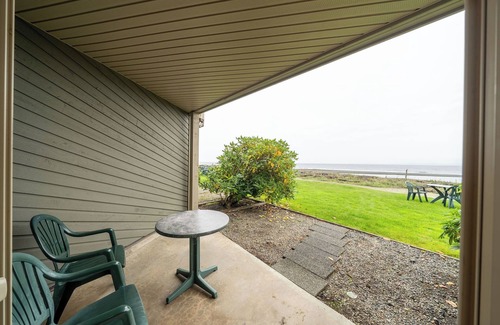 Regional District of Nanaimo Condominio | #221 Lower Beach View Suite at Shorewater Resort, Qualicum Beach