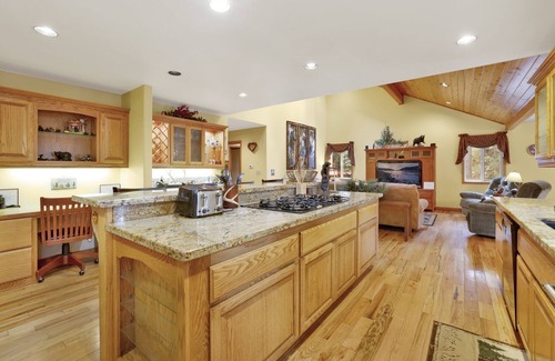 Fawnskin Cabina | 2246-fawnskin Log Cabin 4 Bedroom Home by RedAwning