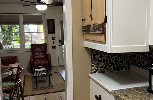 Cocoa Beach Cabaña | Cocoa Beach Stay Downtown Cottage en Space Coast, ¡camina hacia la playa!