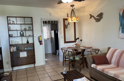 Cocoa Beach Cabaña | Cocoa Beach Stay Downtown Cottage en Space Coast, ¡camina hacia la playa!