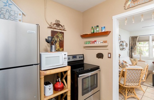 Cocoa Beach Cabaña | Cocoa Beach Stay Downtown Cottage en Space Coast, ¡camina hacia la playa!