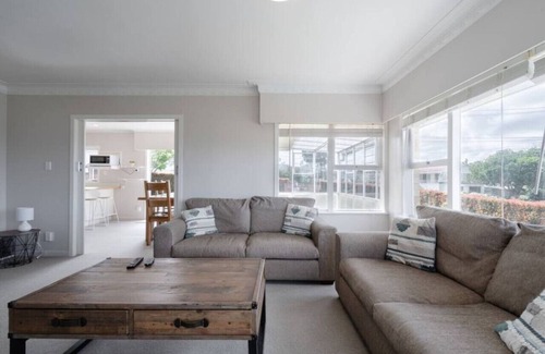 Greenlane - Ellerslie Apartamento | Charming One Tree Hill House by Furnished Rentals