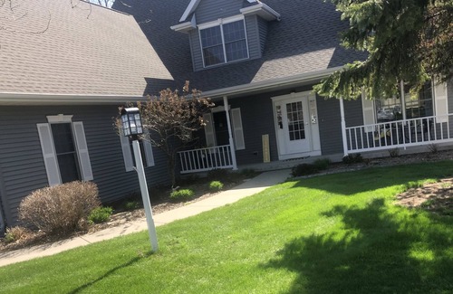 Appleton Casa | 23 miles EAA Oshkosh, 29 miles Green Bay Packers, 4 miles Lawrence University.