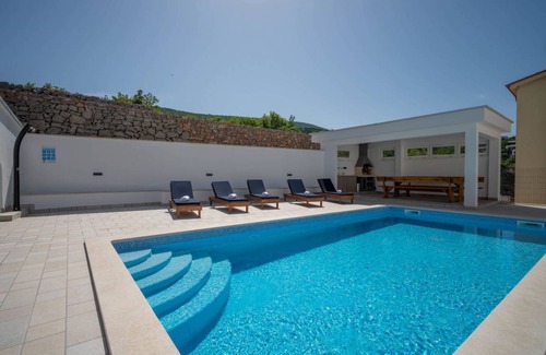 Klenovica Otro | 230 m² Alojamiento ∙ 8 habitaciones ∙ 16 huéspedes
