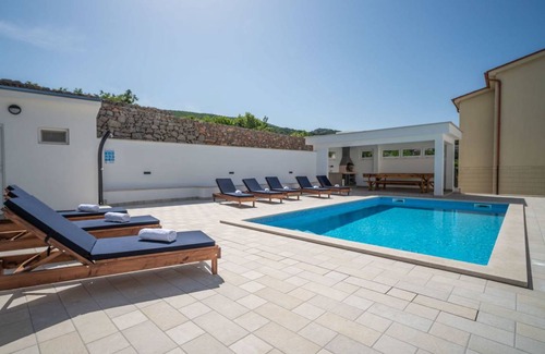 Klenovica Otro | 230 m² Alojamiento ∙ 8 habitaciones ∙ 16 huéspedes